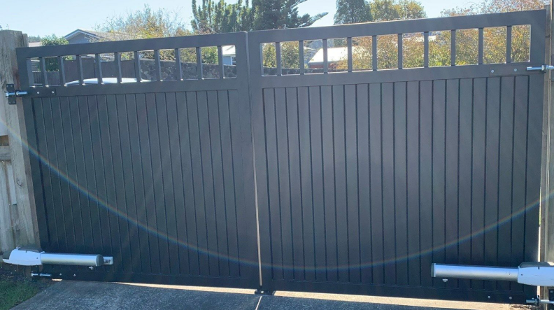 Double WINDOW TOP SOLID Swing Panel Gate